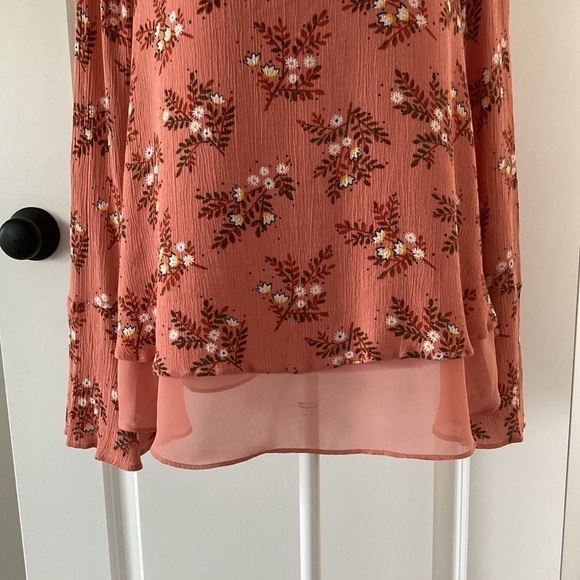 LC Lauren Conrad medium top floral bell sleeves lace v-neck - Picture 4 of 13
